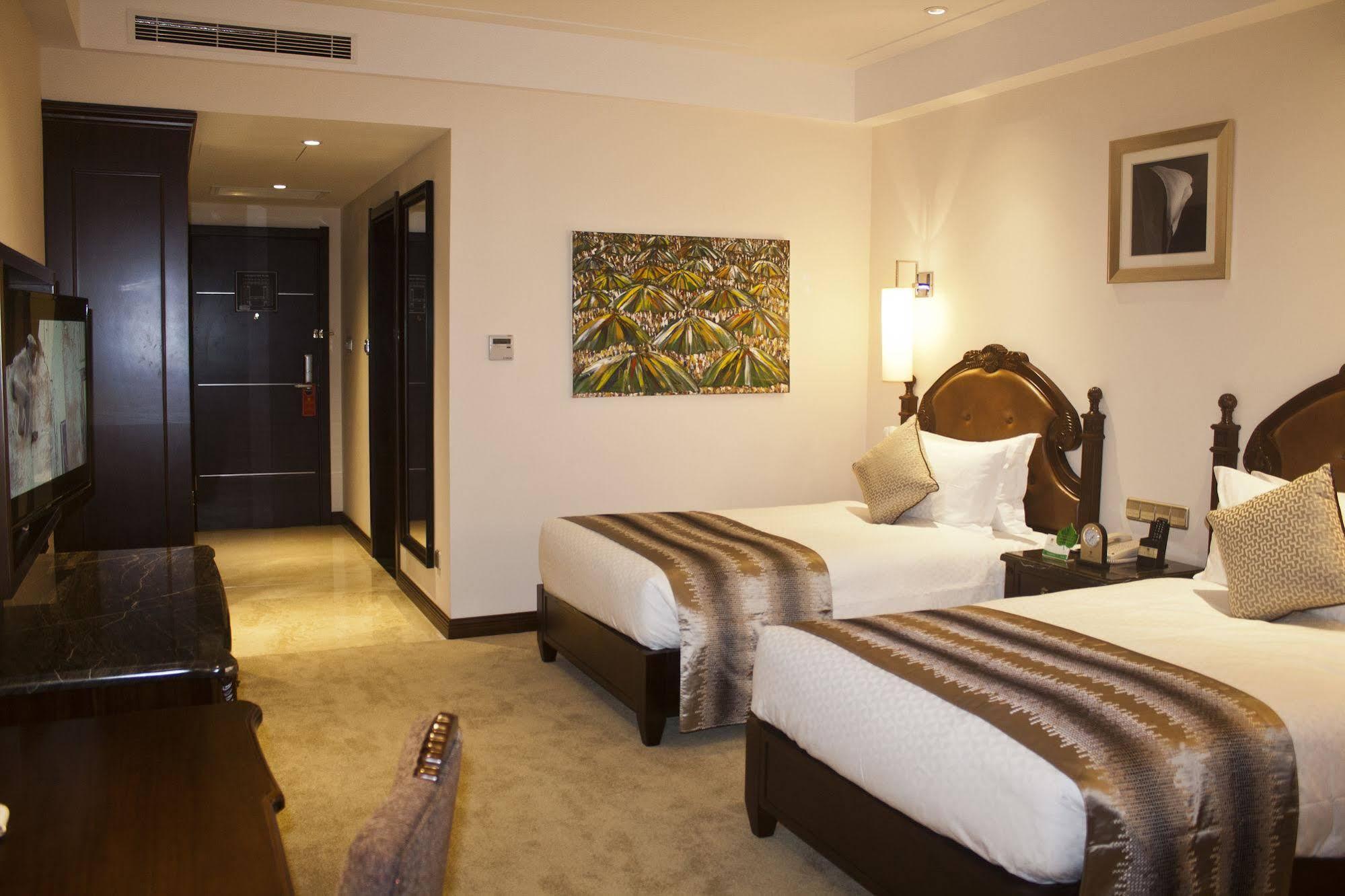 Tang Palace Hotel Accra Bagian luar foto