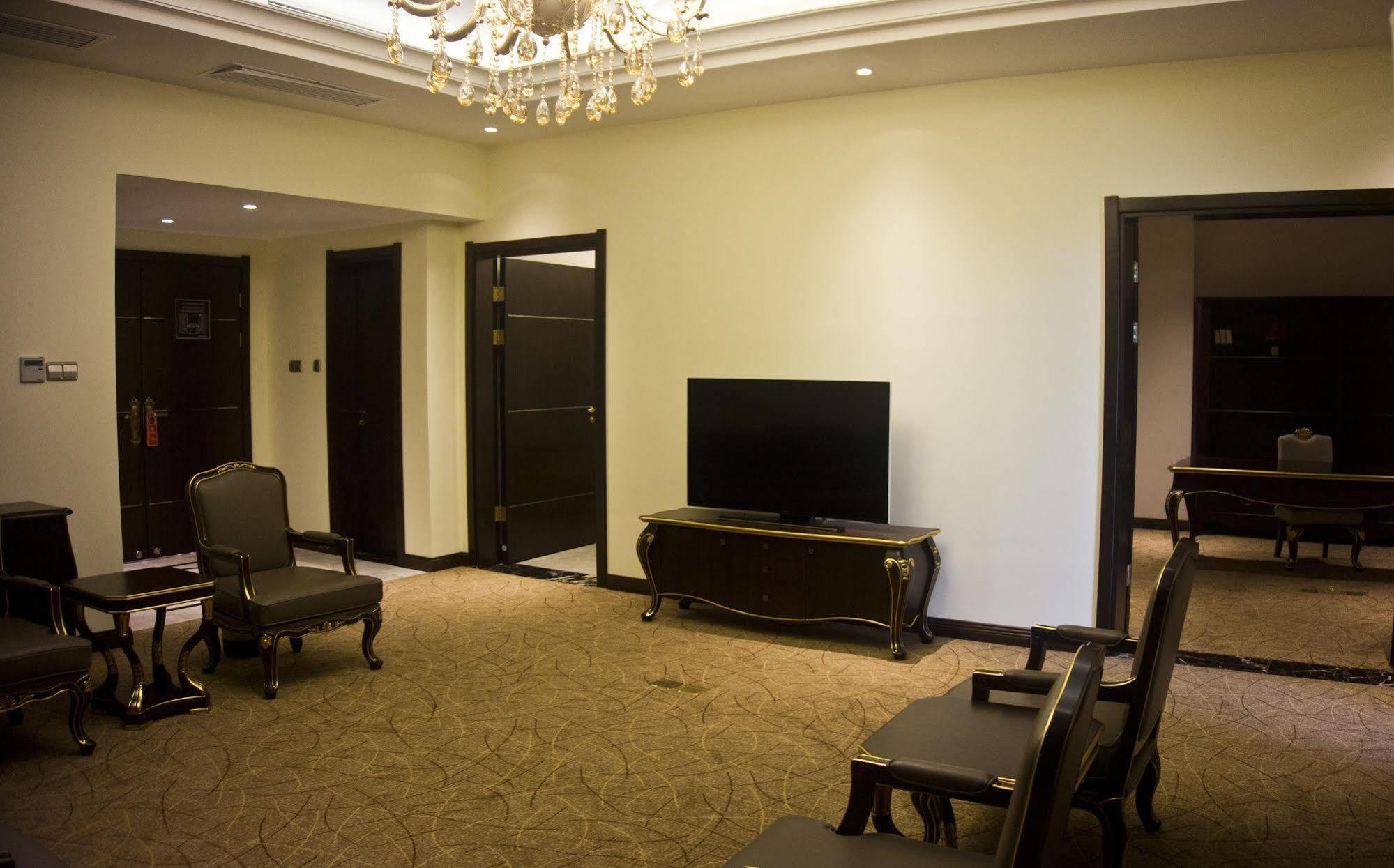 Tang Palace Hotel Accra Bagian luar foto